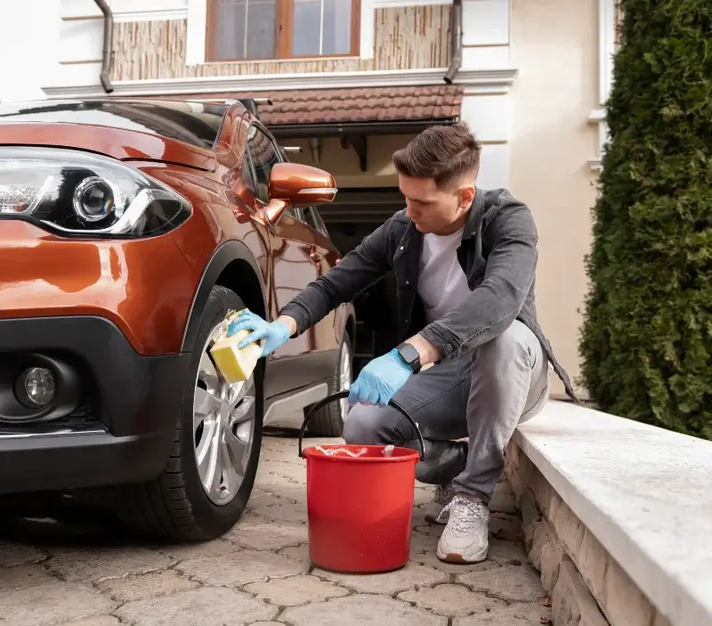 Lavage auto à domicile Sainte-Terre : professionnel intervenant sur un véhicule